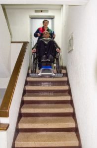 Discapacitado en silla sube escaleras eléctrica PT Plus - Smart Motion S.A.S.