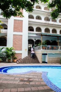 Silla sube escaleras tipo oruga - escaleras a piscina hotel Chicalá Neiva - Smart Motion S.A.S.