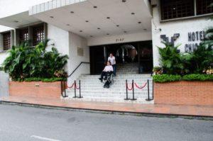 Silla sube escaleras tipo oruga - escaleras hotel Chicalá Neiva - Smart Motion S.A.S.