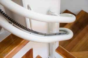 Giro de rieles silla salvaescaleras tramos curvos instalada en casa - Smart Motion S.A.S.