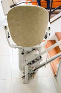 Vista trasera silla salvaescaleras tramos curvos instalada en casa - Smart Motion S.A.S.