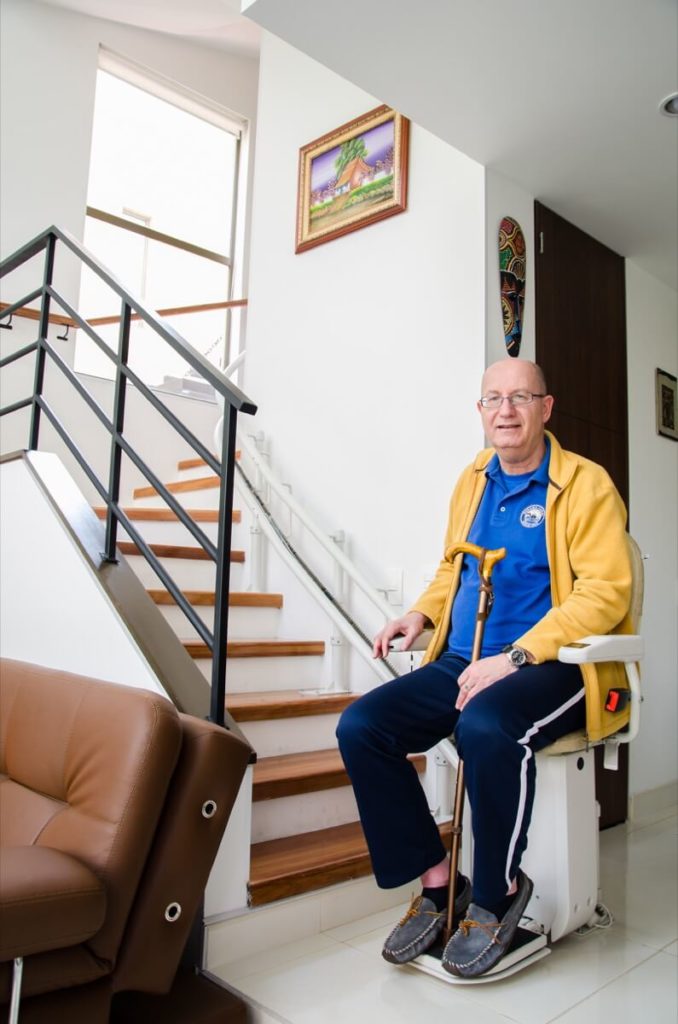 Usuario silla salvaescaleras tramos curvos - Smart Motion S.A.S.