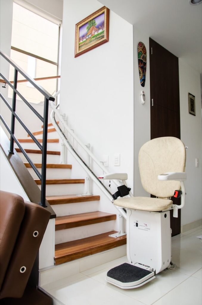 Silla salvaescaleras tramos curvos instalada en casa - Smart Motion S.A.S.