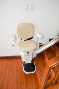 silla salvaescaleras tramos rectos instalada en centro para la tercera edad - Smart Motion S.A.S.