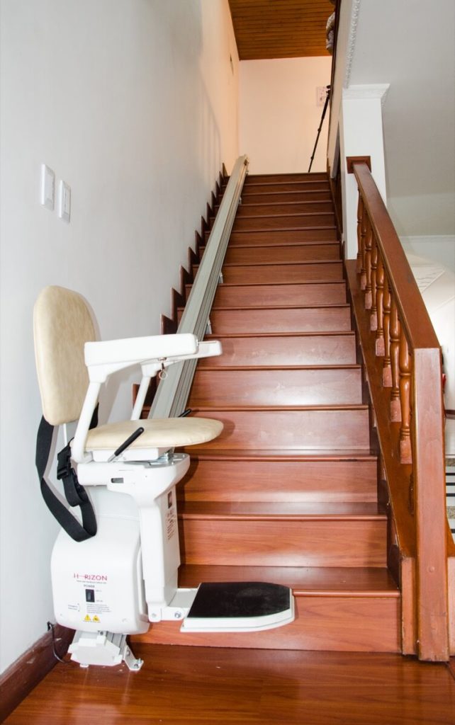 silla salvaescaleras tramos rectos instalada en centro para la tercera edad - Smart Motion S.A.S.