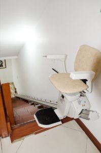 silla salvaescaleras tramos rectos instalada en centro para la tercera edad - Smart Motion S.A.S.